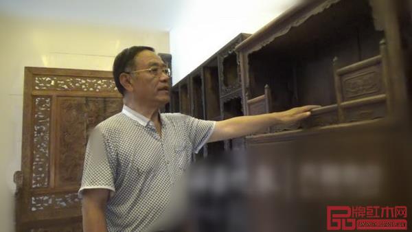 王晓军与他收藏的明清老家具(图片来源:齐鲁晚报) 王晓军与他收藏的明清老家具(图片来源:齐鲁晚报)