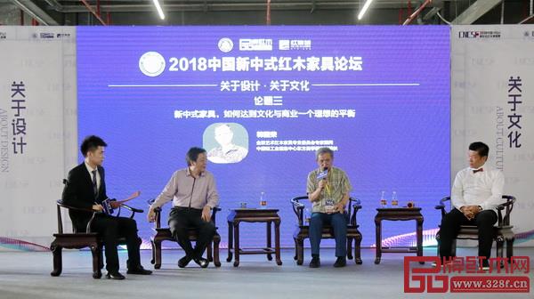 唐开军(左二)、韩国荣(右二)、叶武东(右一)围绕“关于设计 关于文化”主题,针对行业热点问题进行讨论 唐开军(左二)、韩国荣(右二)、叶武东(右一)围绕“关于设计 关于文化”主题,针对行业热点问题进行讨论