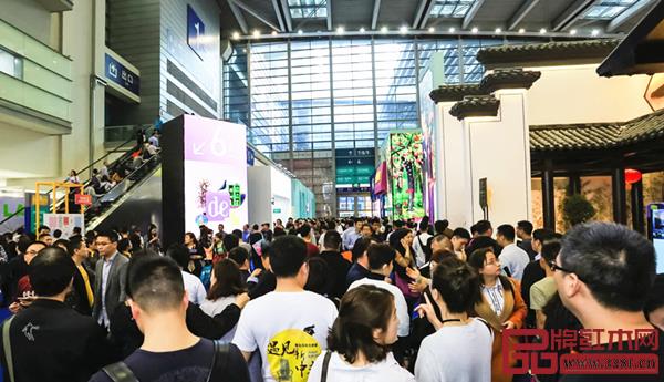 过去一年里,国内的家具展会上洋溢着新中式的活力,新中式红木市场空前繁荣 过去一年里,国内的家具展会上洋溢着新中式的活力,新中式红木市场空前繁荣