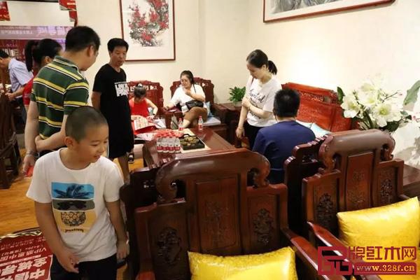 中信红木诸暨店现场汇聚众多顾客 中信红木诸暨店现场汇聚众多顾客