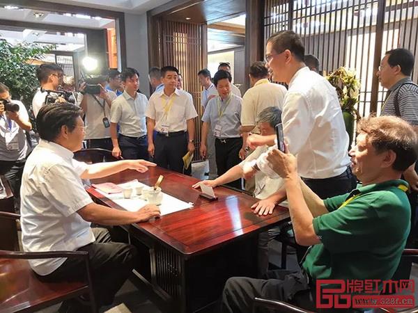 全国工商联原副主席程路、全国工商联第十一届执委宋建文、中国家具协会秘书长张冰冰、中国轻工业联合会经济合作部副主任陈郁、中国家具协会传统家具专业委员会秘书长姜恒夫等一众领导亲临东成红木展厅，盛赞“文宋”引领当代中式生活