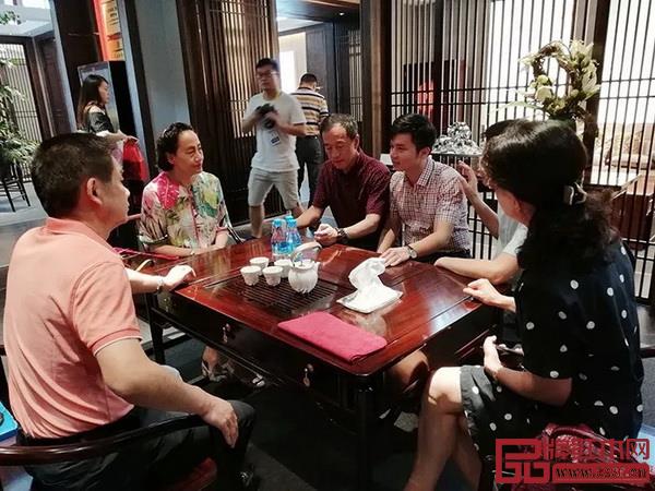 全国工商联原副主席程路、全国工商联第十一届执委宋建文、中国家具协会秘书长张冰冰、中国轻工业联合会经济合作部副主任陈郁、中国家具协会传统家具专业委员会秘书长姜恒夫等一众领导亲临东成红木展厅,盛赞“文宋”引领当代中式生活 全国工商联原副主席程路、全国工商联第十一届执委宋建文、中国家具协会秘书长张冰冰、中国轻工业联合会经济合作部副主任陈郁、中国家具协会传统家具专业委员会秘书长姜恒夫等一众领导亲临东成红木展厅,盛赞“文宋”引领当代中式生活