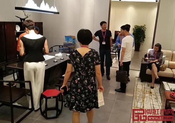  众多客商在东成·文宋世博园旗舰店参观