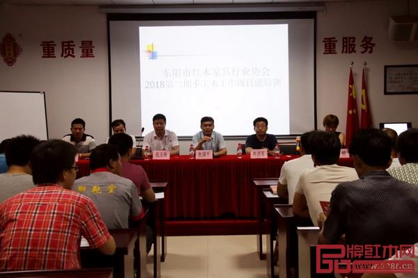 东阳市人力资源和社会保障局职称教育科科长杜国平在开班仪式上发言 东阳市人力资源和社会保障局职称教育科科长杜国平在开班仪式上发言