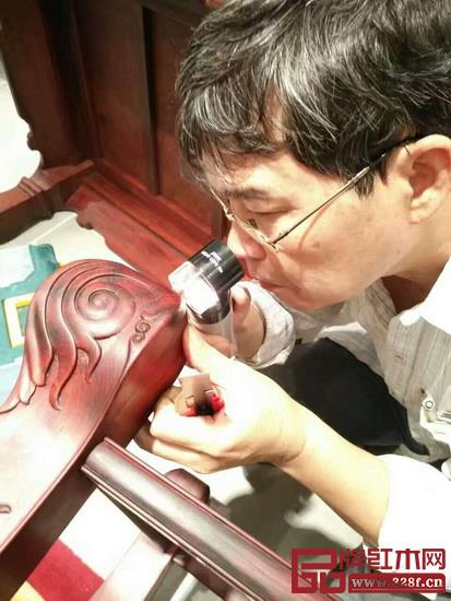 著名木材检验鉴定专家陈少仁用特定的检测设备检验醉木苑红木家具的各个边角,不放过任何一处死角 著名木材检验鉴定专家陈少仁用特定的检测设备检验醉木苑红木家具的各个边角,不放过任何一处死角