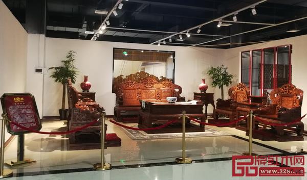 价值1.8亿元的《百年好合》大型海南黄花梨沙发组合 价值1.8亿元的《百年好合》大型海南黄花梨沙发组合