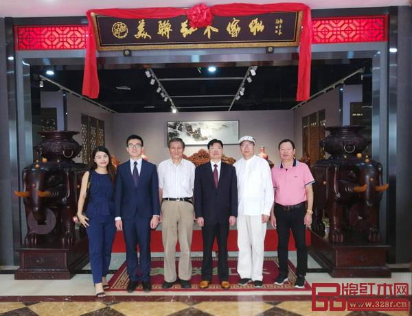 全联艺术红木家具专业委员会专家顾问、原故宫博物院文保科技部主任曹静楼(左三),全联艺术红木家具专业委员会专家顾问、教育部教学改革示范专业“家具设计与制造”专业带头人彭亮(右二),美联红木董事长张洪林(右三),美联红木总经理刘崇芳(右一),美联红木副董事长张文海(左二),全联艺术红木家具专业委员会秘书长舒鋆鋆(左一)在香港美联红木临沂艺术馆合影 全联艺术红木家具专业委员会专家顾问、原故宫博物院文保科技部主任曹静楼(左三),全联艺术红木家具专业委员会专家顾问、教育部教学改革示范专业“家具设计与制造”专业带头人彭亮(右二),美联红木董事长张洪林(右三),美联红木总经理刘崇芳(右一),美联红木副董事长张文海(左二),全联艺术红木家具专业委员会秘书长舒鋆鋆(左一)在香港美联红木临沂艺术馆合影