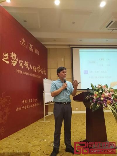 南京林业大学教授徐魁梧为学员讲述红木家具木材知识 南京林业大学教授徐魁梧为学员讲述红木家具木材知识