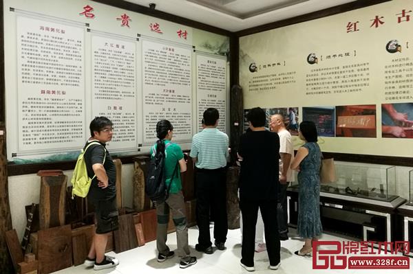 波记家具的客人在伍建波的引领下认识名贵红木材质 波记家具的客人在伍建波的引领下认识名贵红木材质