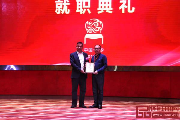 三乡镇党委委员副镇长郑绵源(左)为三乡古典家具行业协会会长张灿成(右)进行颁牌仪式 三乡镇党委委员副镇长郑绵源(左)为三乡古典家具行业协会会长张灿成(右)进行颁牌仪式