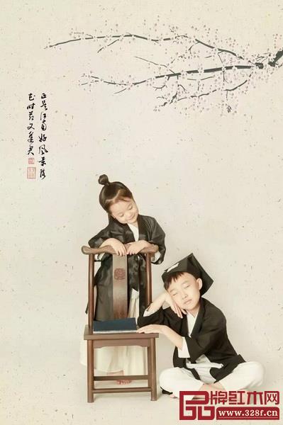 孩子与红木家具同框,俏皮中又显诗意(图片来源:童美儿童摄影) 孩子与红木家具同框,俏皮中又显诗意(图片来源:童美儿童摄影)