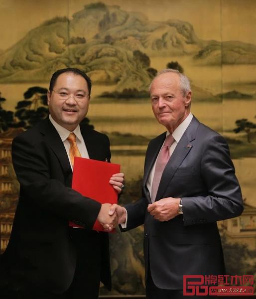 匈牙利共和国前总理麦杰希·彼得对太和木作完美修复故宫乾隆花园文物家具表示高度赞赏 匈牙利共和国前总理麦杰希·彼得对太和木作完美修复故宫乾隆花园文物家具表示高度赞赏