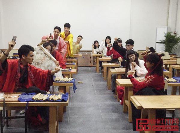 在红木家居学院,花艺、茶艺、汉服等传统文化体验也是学习的一部分(图片来源:红木家居学院) 在红木家居学院,花艺、茶艺、汉服等传统文化体验也是学习的一部分(图片来源:红木家居学院)