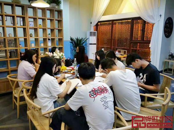 工作室的学生们在优美舒适的环境里实践、学习(图片来源:红木家居学院) 工作室的学生们在优美舒适的环境里实践、学习(图片来源:红木家居学院)