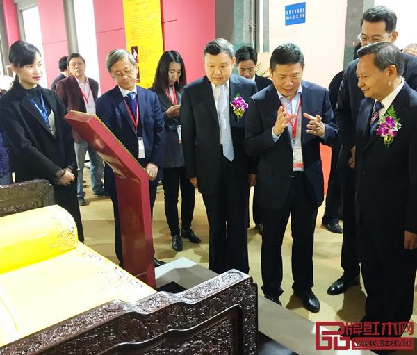 一众领导嘉宾参观参展企业 一众领导嘉宾参观参展企业