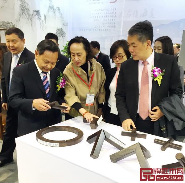 一众领导嘉宾参观参展企业 一众领导嘉宾参观参展企业