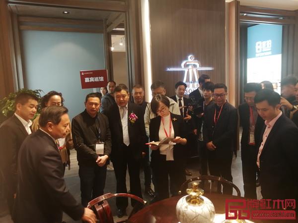 一众领导嘉宾参观参展企业 一众领导嘉宾参观参展企业