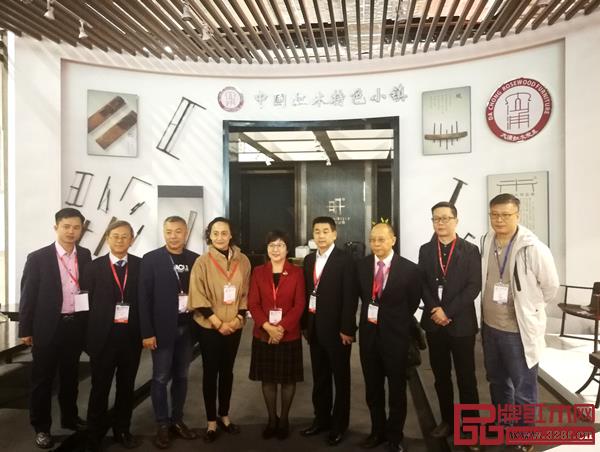 领导嘉宾在中山大涌“中国红木特色小镇”展区参观、合影 领导嘉宾在中山大涌“中国红木特色小镇”展区参观、合影