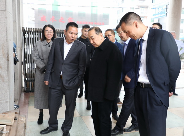 国家人力资源和社会保障部原党组副书记、副部长杨志明（右二）在东阳市副市长蒋震雷（右一）等一行人陪同下亲临国祥红木生产车间参观