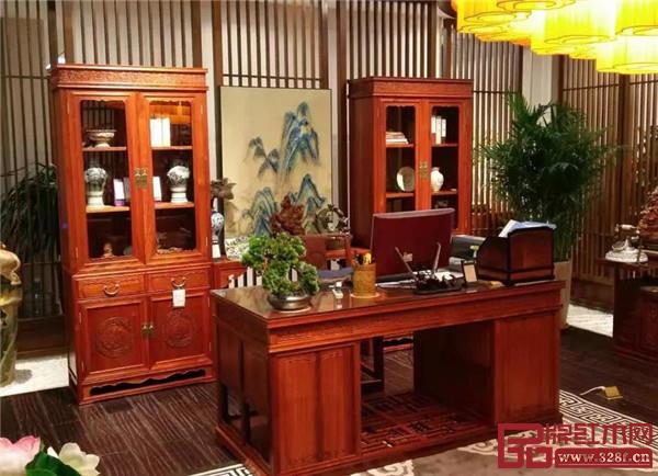 胶州国寿红木专卖店内精致的国寿红木家具 胶州国寿红木专卖店内精致的国寿红木家具
