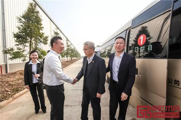 国寿红木副董事长陈淦凡(左二)迎接荆州市委书记何光中(右二)、监利县委书记黄镇(右一)到湖北鸿普轩参观考察 国寿红木副董事长陈淦凡(左二)迎接荆州市委书记何光中(右二)、监利县委书记黄镇(右一)到湖北鸿普轩参观考察