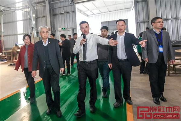 国寿红木副董事长陈淦凡介绍国寿红木湖北工厂生产情况 国寿红木副董事长陈淦凡介绍国寿红木湖北工厂生产情况