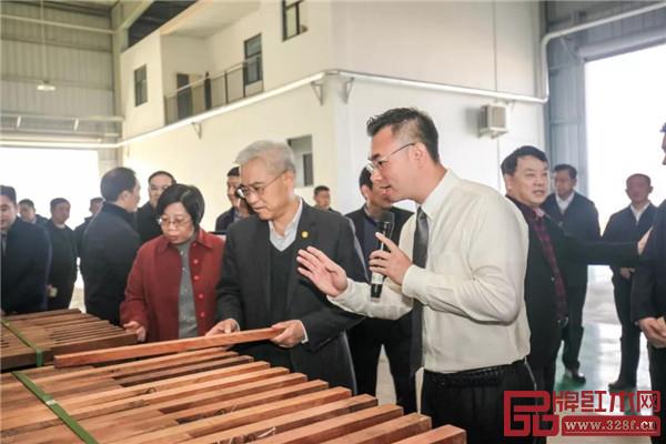 国寿红木副董事长陈淦凡介绍国寿红木湖北工厂生产情况 国寿红木副董事长陈淦凡介绍国寿红木湖北工厂生产情况