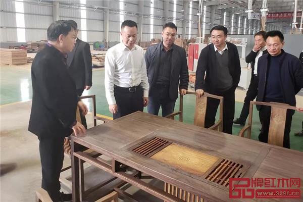 监利县委书记黄镇一行莅临国寿红木进行调研 监利县委书记黄镇一行莅临国寿红木进行调研