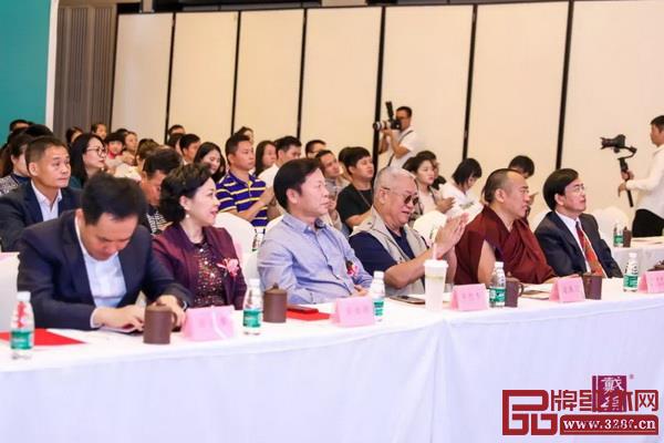 众多嘉宾在“福·韵视窗”第十四届创意十二月的开幕式见证“粤港澳青年设计师交流中心”成立 众多嘉宾在“福·韵视窗”第十四届创意十二月的开幕式见证“粤港澳青年设计师交流中心”成立
