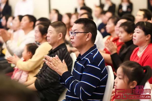 众多嘉宾在“福·韵视窗”第十四届创意十二月的开幕式见证“粤港澳青年设计师交流中心”成立 众多嘉宾在“福·韵视窗”第十四届创意十二月的开幕式见证“粤港澳青年设计师交流中心”成立
