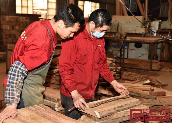 盛世周木匠工匠开料中比对尺寸 盛世周木匠工匠开料中比对尺寸