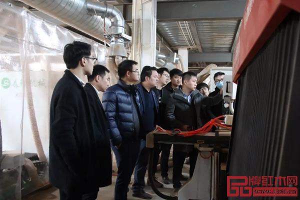 东阳市红木家具行业协会青年企业家们近距离了解韦邦红木的现代化生产设备 东阳市红木家具行业协会青年企业家们近距离了解韦邦红木的现代化生产设备