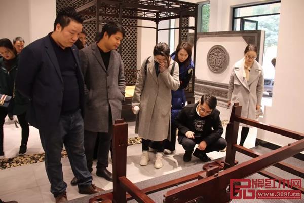 东阳市红木家具行业协会青年企业家们称赞明尊古典制作工艺 东阳市红木家具行业协会青年企业家们称赞明尊古典制作工艺