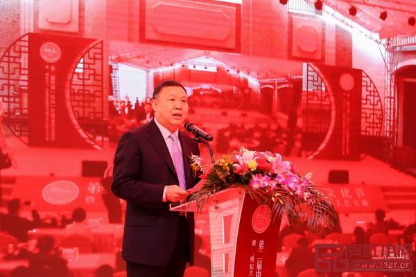 中国家具协会理事长徐祥楠到会祝贺并发表致辞 中国家具协会理事长徐祥楠到会祝贺并发表致辞