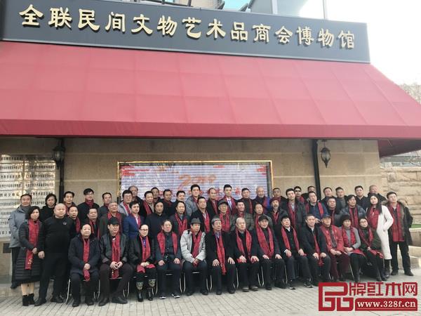 “天工开物”杯2018年度中国传统工艺大师邀请展嘉宾合影 “天工开物”杯2018年度中国传统工艺大师邀请展嘉宾合影