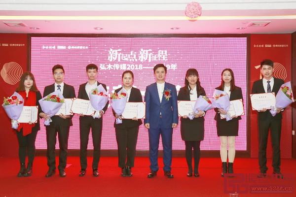 弘木传媒CEO林伟华(右四)为2018年年度优秀员工颁奖 弘木传媒CEO林伟华(右四)为2018年年度优秀员工颁奖