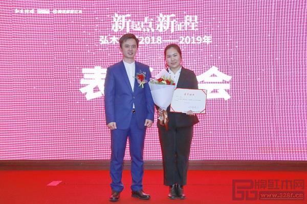 弘木传媒CEO林伟华(右四)为弘木传媒新晋功勋人物颁奖 弘木传媒CEO林伟华(右四)为弘木传媒新晋功勋人物颁奖