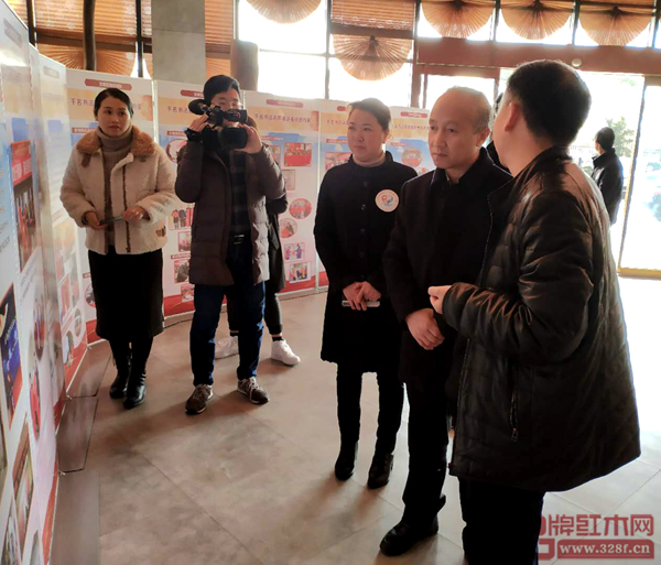 江苏省宣传部张副部长(右二)受邀出席“晟宝新时代文明实践点”活动,雅晟红木创始人丛东云(右三)陪同参观 江苏省宣传部张副部长(右二)受邀出席“晟宝新时代文明实践点”活动,雅晟红木创始人丛东云(右三)陪同参观