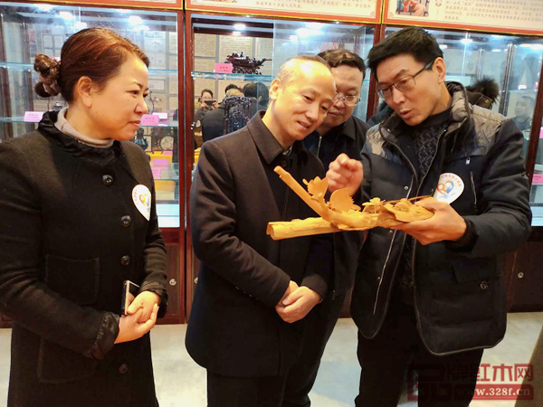 江苏省宣传部张副部长(中)受邀出席“晟宝新时代文明实践点”活动,雅晟红木创始人丛东云(左一)、江苏省工艺美术名人刘承林(右一)陪同参观工艺美术展品 江苏省宣传部张副部长(中)受邀出席“晟宝新时代文明实践点”活动,雅晟红木创始人丛东云(左一)、江苏省工艺美术名人刘承林(右一)陪同参观工艺美术展品