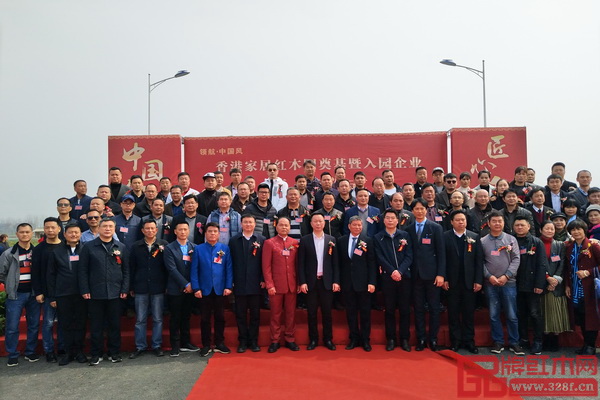 全体与会领导及嘉宾合影留念 全体与会领导及嘉宾合影留念