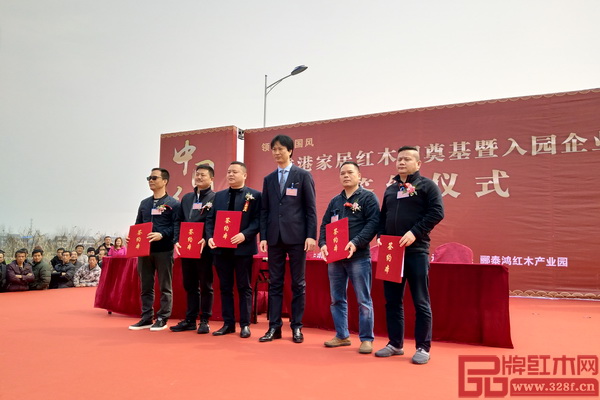 湖北郦泰鸿红木产业园管理有限公司执行董事刘冠冲(右三)与入园企业老板合影 湖北郦泰鸿红木产业园管理有限公司执行董事刘冠冲(右三)与入园企业老板合影