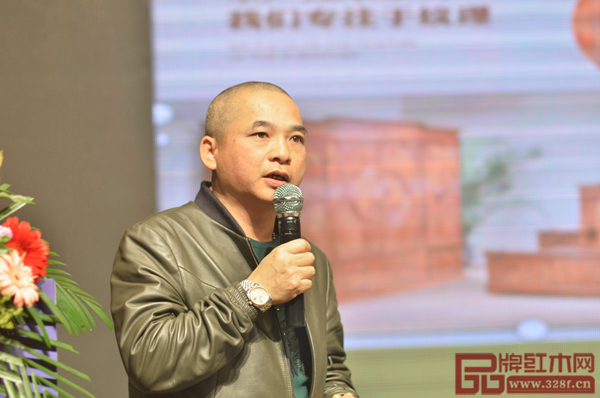 董事长王士丰在品牌红木经销商大会暨优选品牌团购节上进行品牌招商宣讲 董事长王士丰在品牌红木经销商大会暨优选品牌团购节上进行品牌招商宣讲