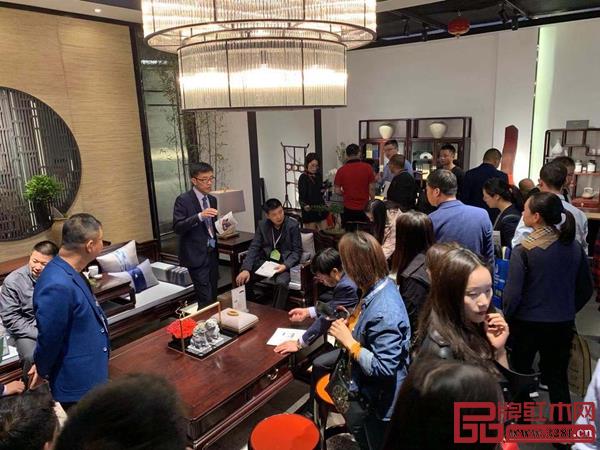 豪族旺家红木展位现场人气火爆 豪族旺家红木展位现场人气火爆