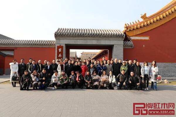 “中国顶级红木一日游”游学团在故宫家具馆前合影 “中国顶级红木一日游”游学团在故宫家具馆前合影