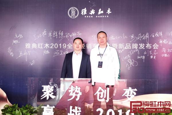 全联艺术红木家具专业委员会主席团主席石立峰(右)出席活动并与雅典红木董事长包海深合影 全联艺术红木家具专业委员会主席团主席石立峰(右)出席活动并与雅典红木董事长包海深合影