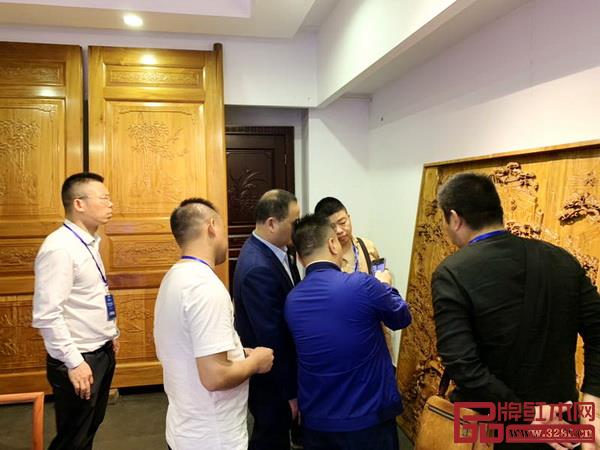 经销商们在工作人员陪同下参观雅典红木展厅,挑选心仪产品 经销商们在工作人员陪同下参观雅典红木展厅,挑选心仪产品