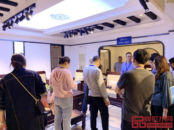 经销商们在工作人员陪同下参观雅典红木展厅,挑选心仪产品 经销商们在工作人员陪同下参观雅典红木展厅,挑选心仪产品