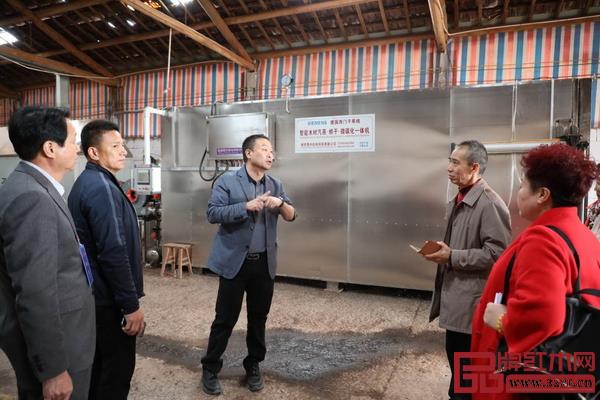 恒达木业董事长陈国良（中）带领嘉宾参观工厂
