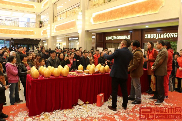 2017年,老周家居20周年庆典暨感恩大回馈钜惠活动现场人气火爆、优惠多多 2017年,老周家居20周年庆典暨感恩大回馈钜惠活动现场人气火爆、优惠多多