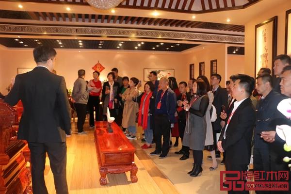 经销商参观纯本森活展厅,点赞纯本森活产品 经销商参观纯本森活展厅,点赞纯本森活产品